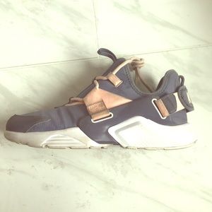 These are some used nike city low huraches.